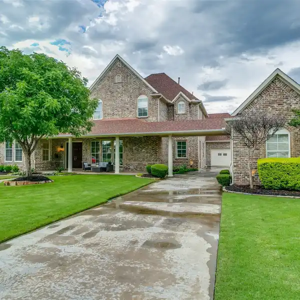 SPECTACULAR HOME IN CASTLE HILLS