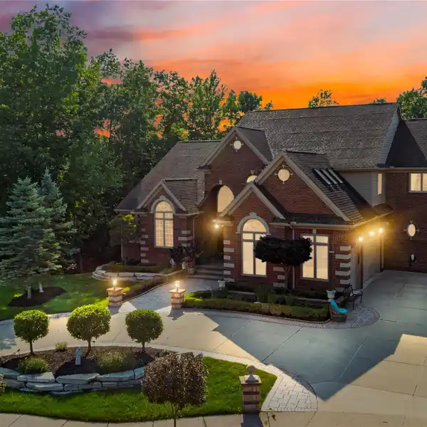 EXQUISITE WOODLAND ESTATE WITH SPA DECK