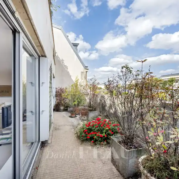 PEACEFUL TOP-FLOOR APARTMENT WITH FLEXIBLE LAYOUT