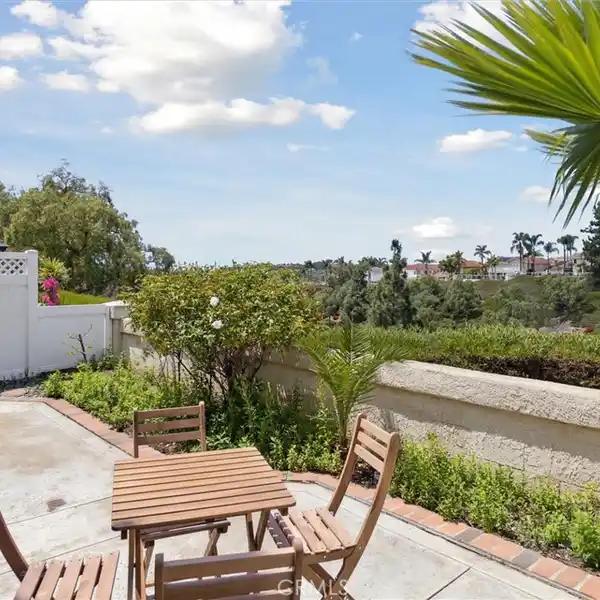 BEAUTIFULLY UPDATED TOWNHOUSE IN NIGUEL POINTE