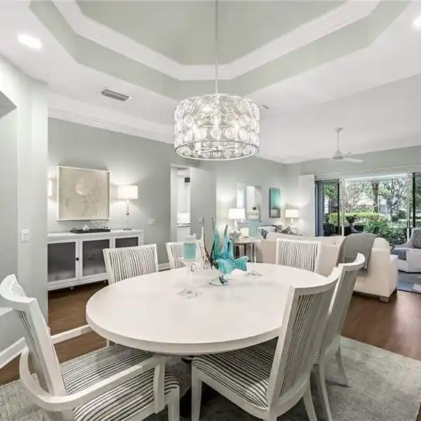 BEAUTIFUL COMPLETELY UPDATED COACH HOME