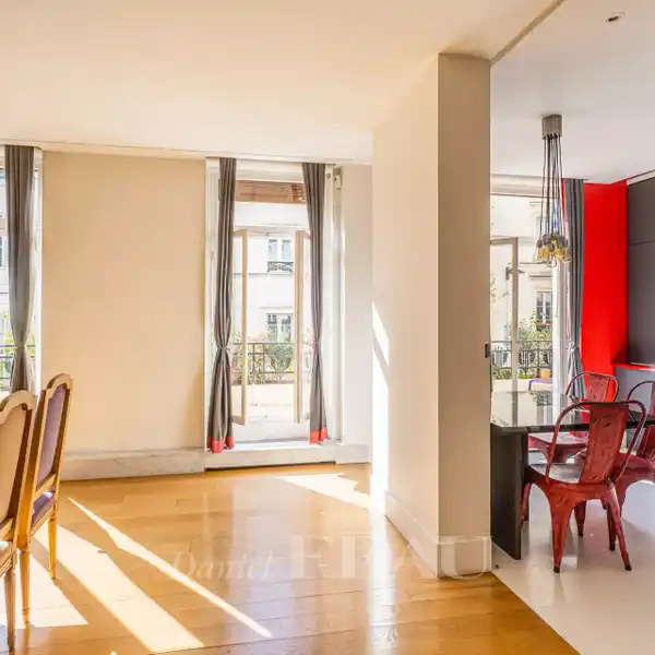 MAGNIFICENT APARTMENT BATHED IN SUNSHINE