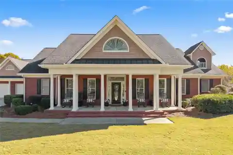 Spirit of Luxury Mountain-Adjacent Living