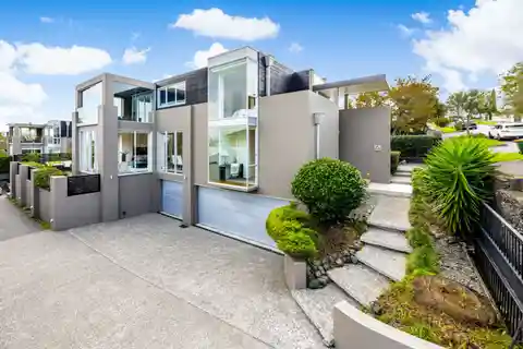Stylish Home Steps from Okahu Bay Reserve