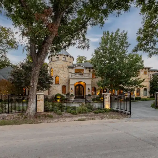 MAJESTIC LUXURY IN CUL-DE-SAC HOME