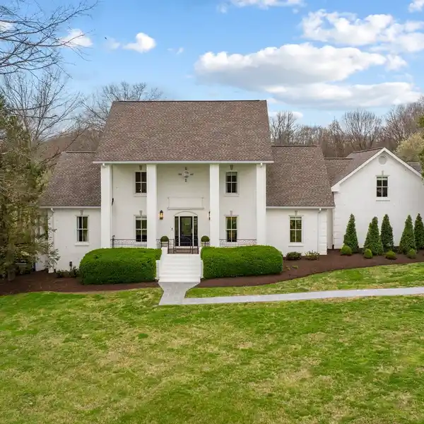 EXCEPTIONAL ESTATE IN SOUGHT-AFTER NESTLEDOWN FARMS