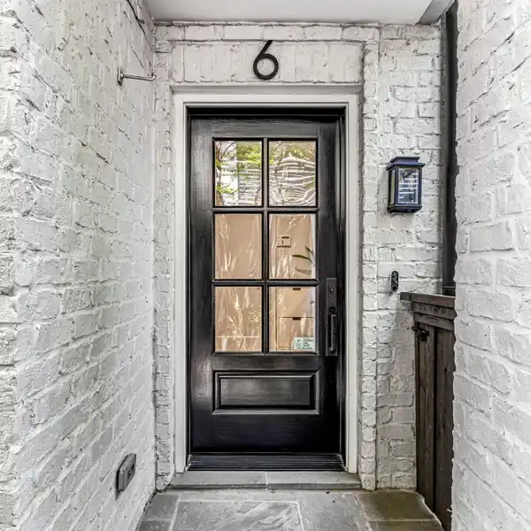 SLEEK TOWNHOME-STYLE CONDO