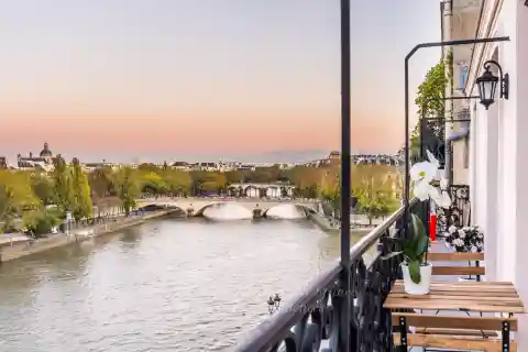 Fourth Floor Apartment with Exceptional Open Views