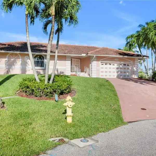 POINT PROPERTY WITH PANORAMIC BAY VIEWS