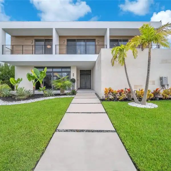 MODERN JEWEL IN BOTANIKO