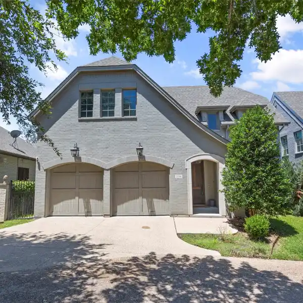 BEAUTIFULLY MAINTAINED LOCK-AND-LEAVE HOME