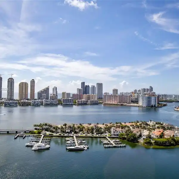 PENINSULA ONE’S LOWER PENTHOUSE