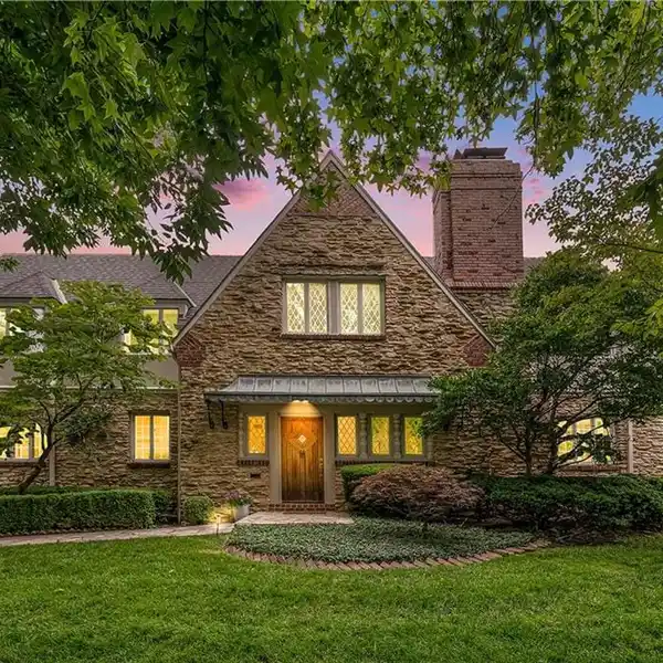 BEAUTIFULLY UPDATED ESTATE COTTAGE