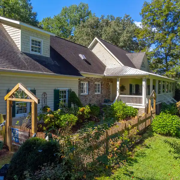 COUNTRY MANOR IN THE HEART OF PERSIMMON VALLEY