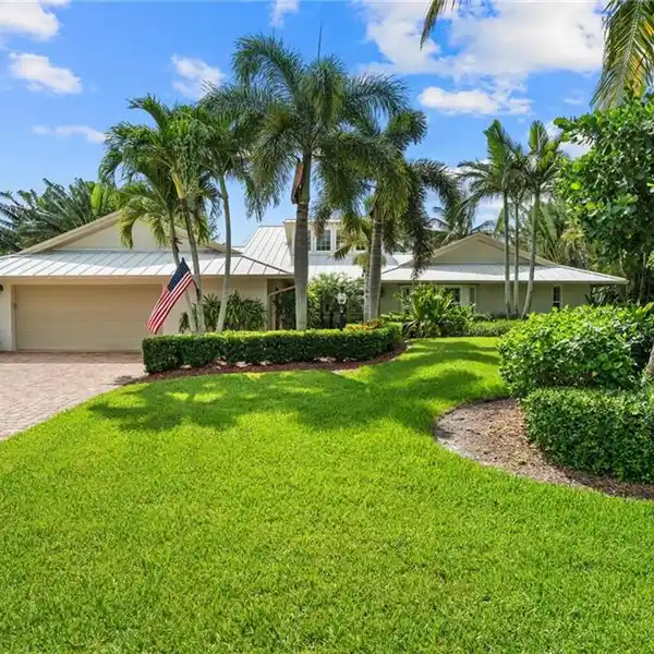 LIVE THE ULTIMATE FLORIDA LIFESTYLE