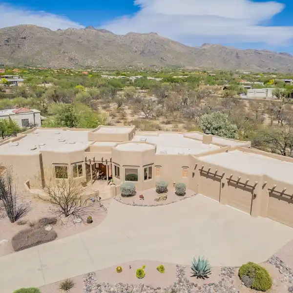 BEAUTIFUL SANTA FE-STYLE RETREAT