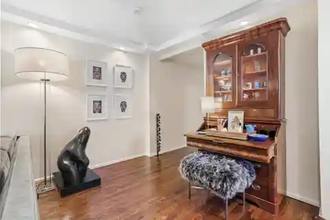 Designer-Owned Sunny Condo in Ideal Location