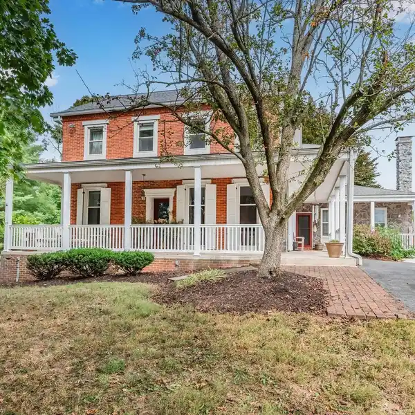 CHARMING EARLY COLONIAL FARMHOUSE WITH MODERN AMENITIES