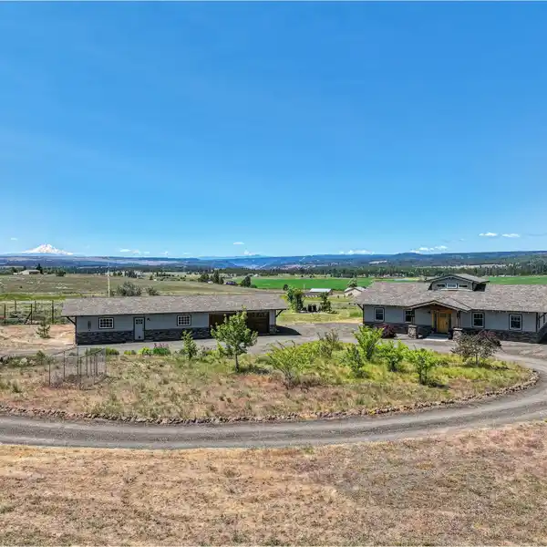 CUSTOM-BUILT PRAIRIE-STYLE ESTATE ON 40 ACRES