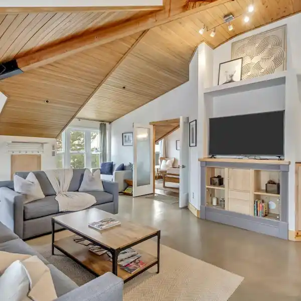 UPGRADED TOP-FLOOR CORNER CONDO IN EMPIRE HOUSE