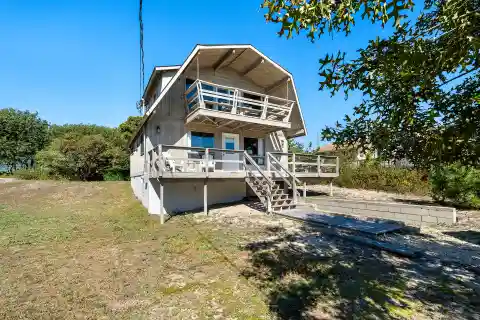Classic Amagansett Dunes Hideaway Steps from the Ocean