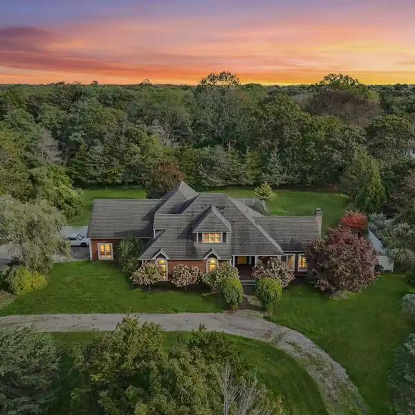 CAPTIVATING POST-MODERN RESIDENCE