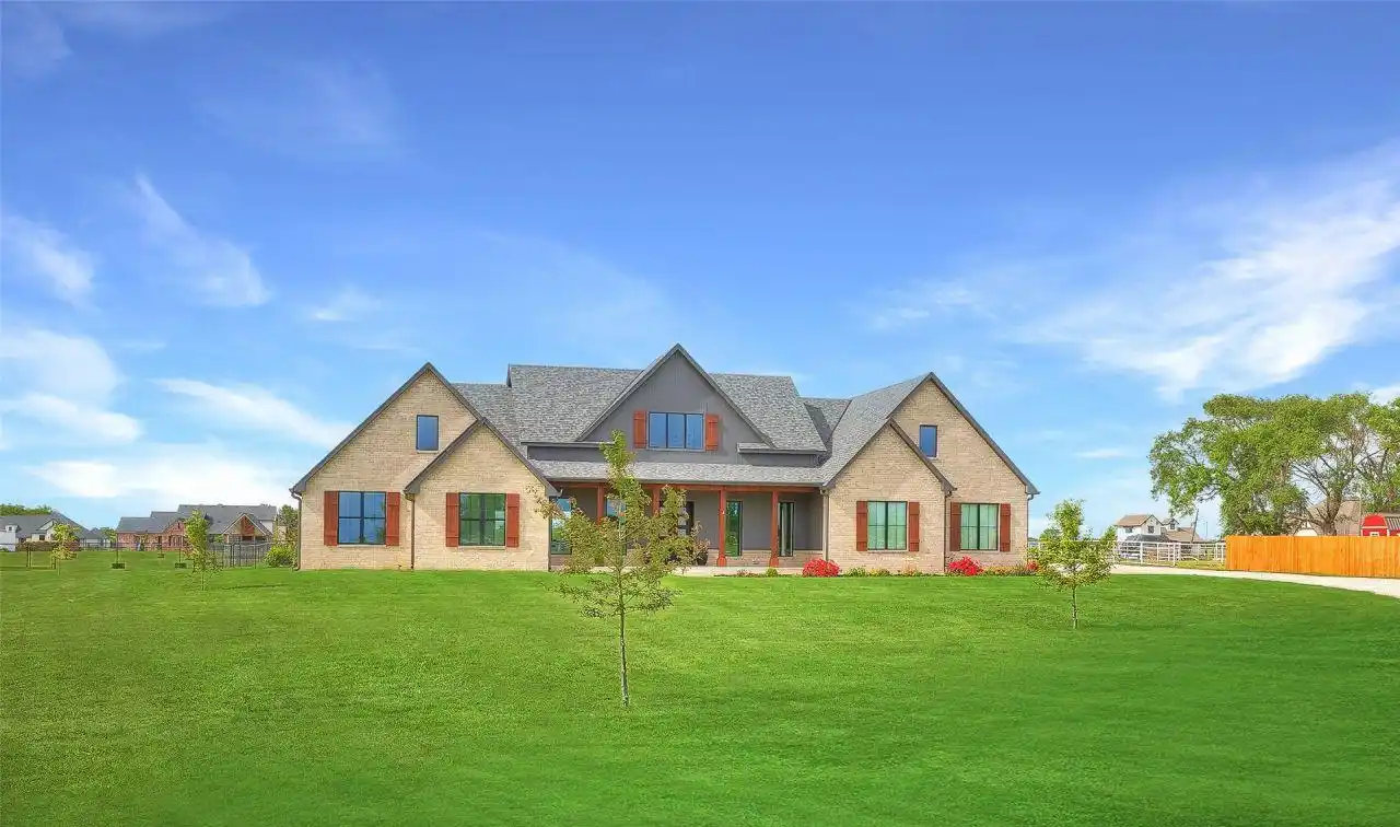 Luxury and Functionality on 2.25 Acres