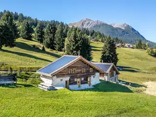 Tigignas: Opulently Refurbished Alm Hut Right on the Ski Piste