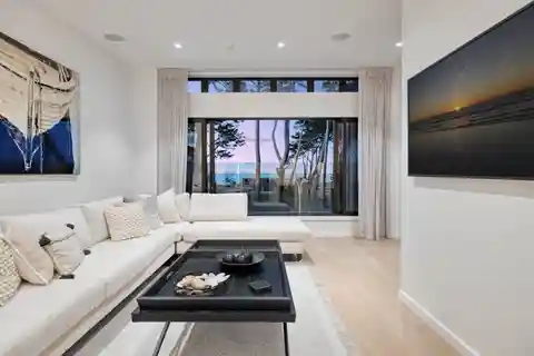 Highly Regarded Beachfront Apartment