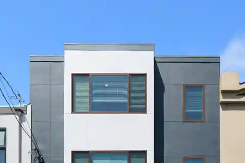 Light-filled Top-floor Flat