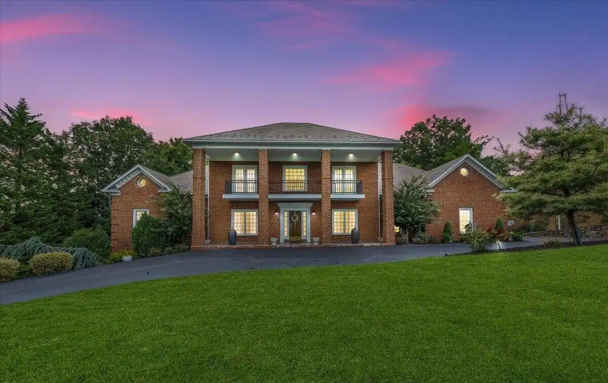 Stunning Six Bedroom Estate in Prime Location
