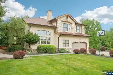 Grand Colonial on Prestigious Cul-de-sac