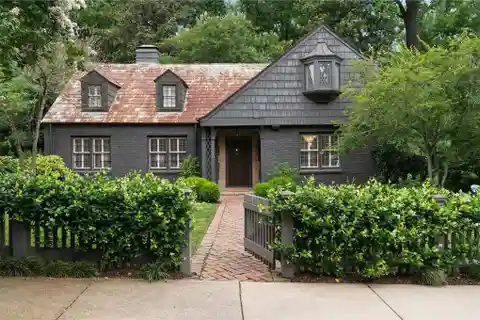 Picturesque Cottage in Sought-after Ardmore Park