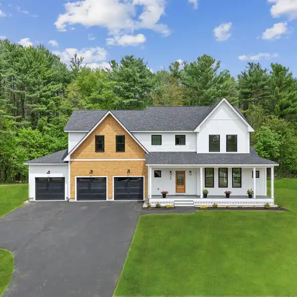 IMPRESSIVE CRAFTSMANSHIP AND MODERN OPEN LAYOUT