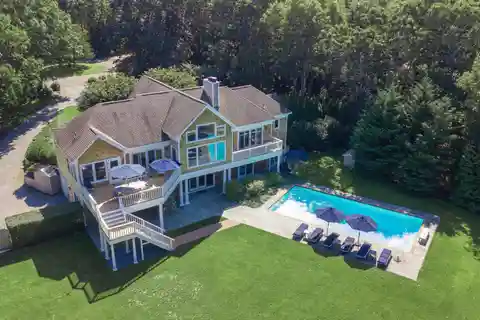 Beautiful Traditional Home in Lovely Woodland Setting