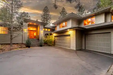 Gorgeous Home Overlooking the Fairway in Awbrey Glen