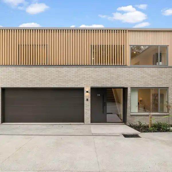 SLEEK AND ULTRA-MODERN FAMILY HOME