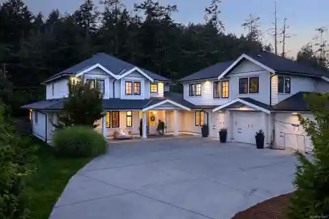 Beautiful Custom Home in Shoal Harbour Estates