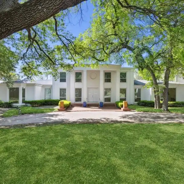 MODERN LUXURY AND TIMELESS ELEGANCE OVERLOOKING PRESTON TRAILS