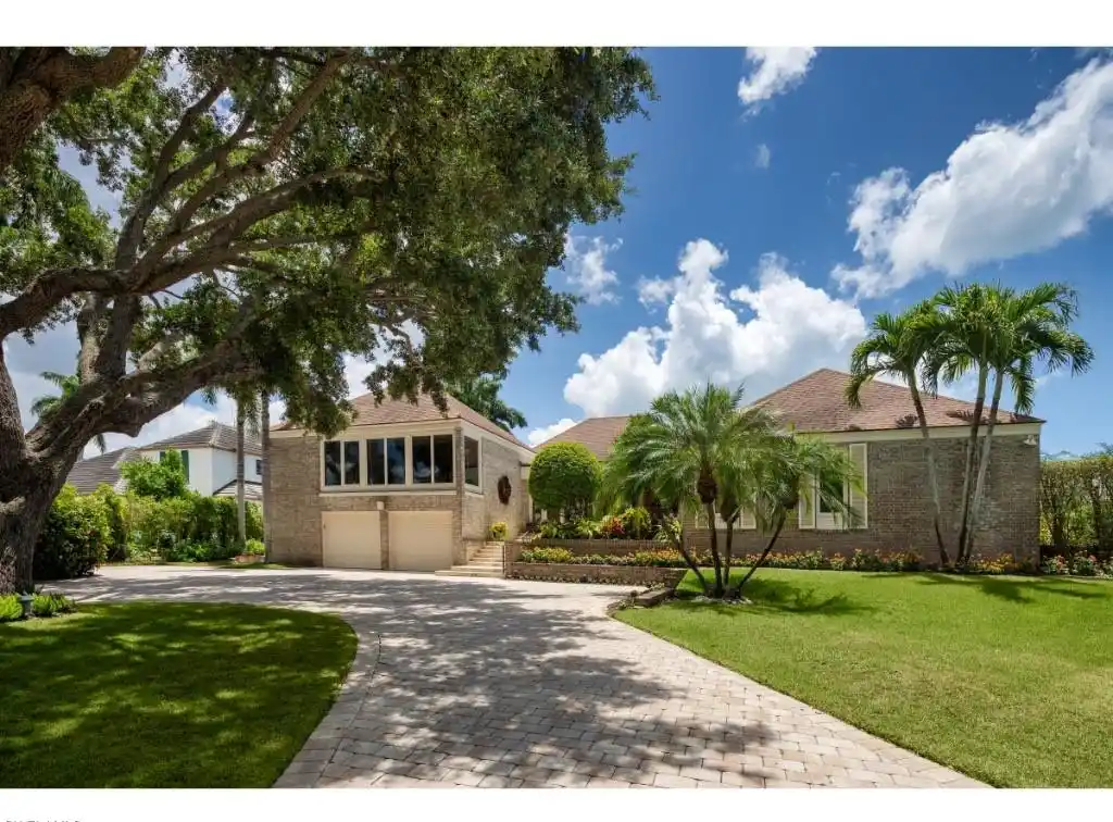 Beautiful Setting on Half Moon Lake in Exclusive Port Royal