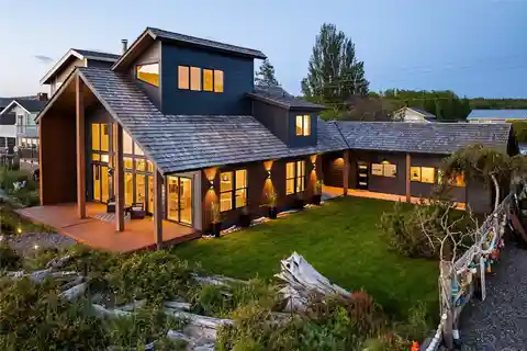 Spectacular West-Facing Oceanfront Property