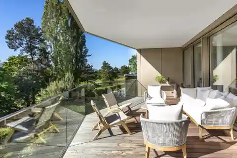 Magnificent Top Floor Corner Apartment