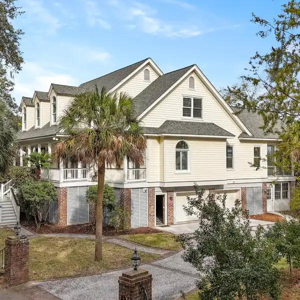STUNNING LOWCOUNTRY HOME