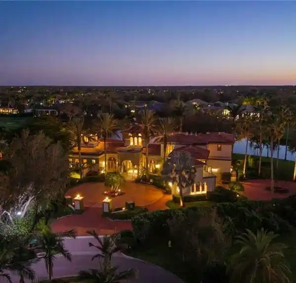 GRAND AND GORGEOUS RESIDENCE