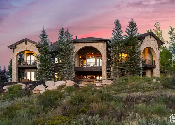 TIMELESS ELEGANCE IN EXCLUSIVE GLENWILD