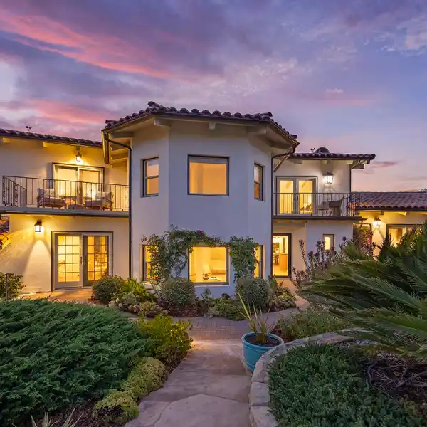 BEAUTIFUL HOME ON A COASTAL RIDGE