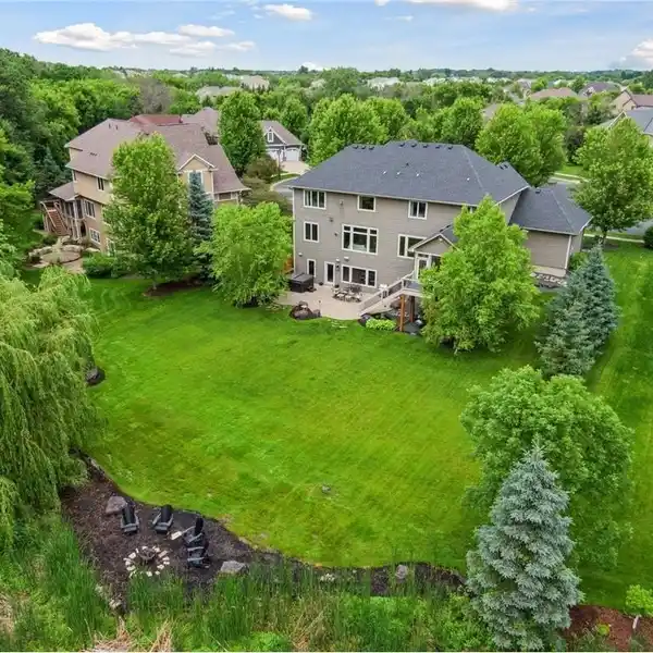 SPACIOUS ELEGANCE IN AWARD-WINNING DISTRICT