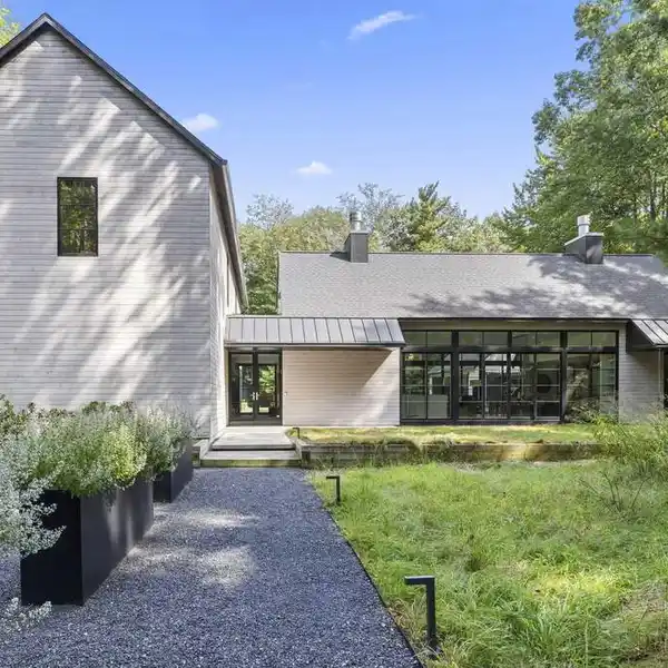 HARBOR COUNTRY MODERN RETREAT