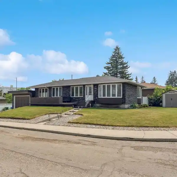 RENOVATED BUNGALOW IN SOUGHT-AFTER MEADOWLARK PARK