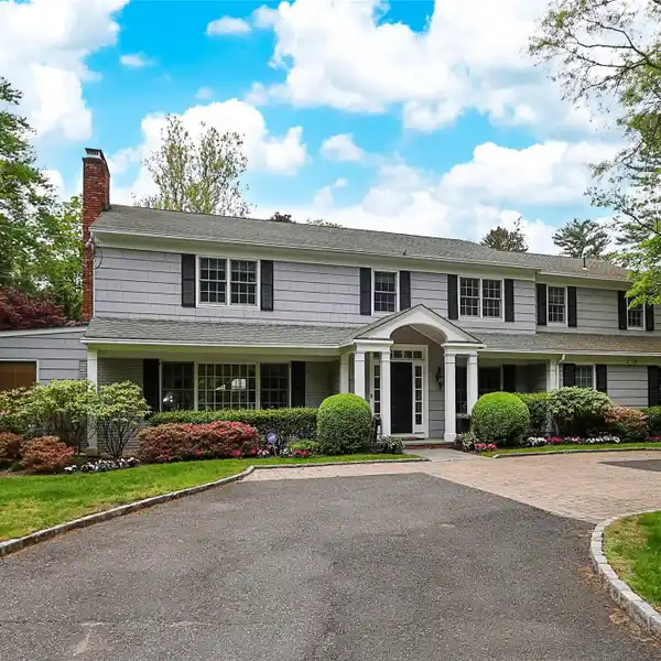 CHARMING AND PRIVATE COLONIAL HOME